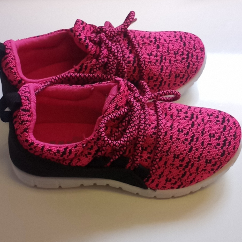 MIA TENNIS SHOES
